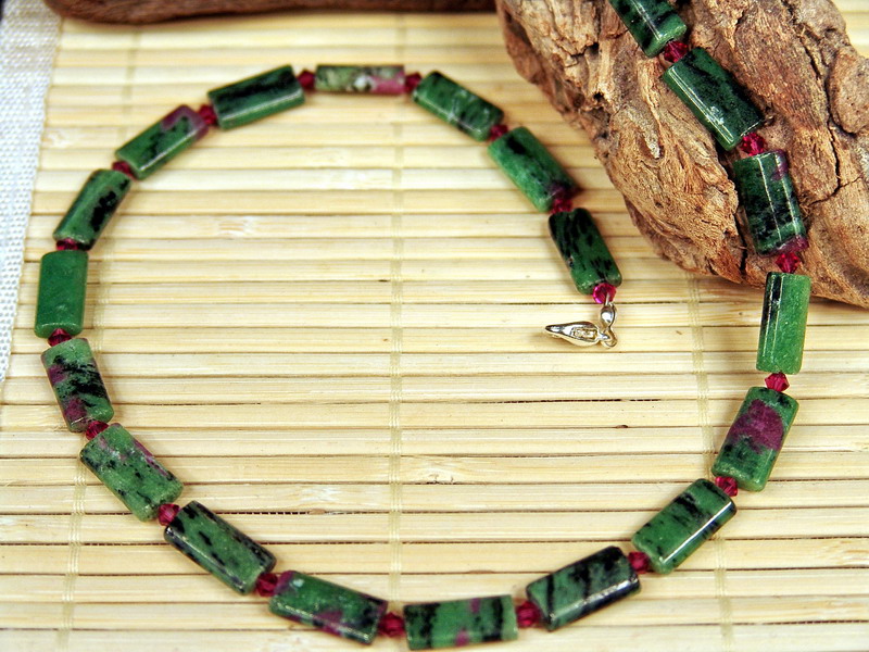 Kurzcollier Rubinzoisit und Swarovski